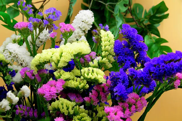 flores con tonos azules rosas y amarillas